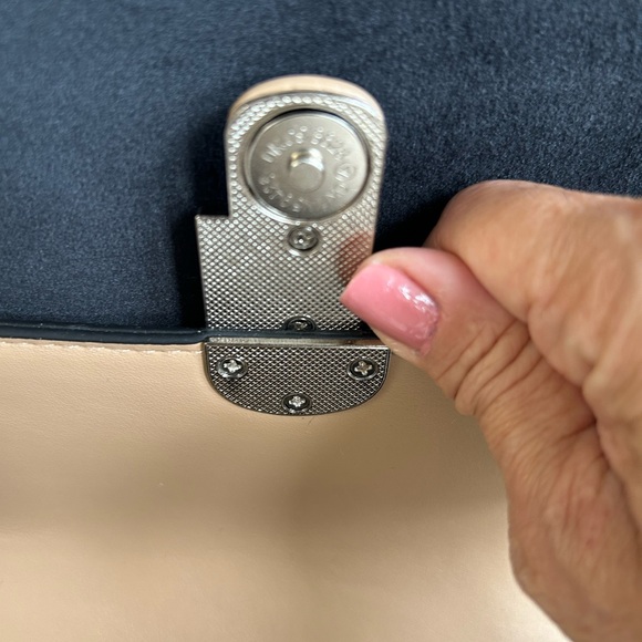 beautiful milk and late colour with chain and wide crossbody strap - Picture 6 of 7